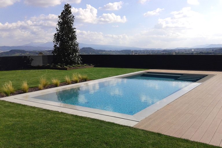 Piscina minimalista en jardín, proyecto de MA&MA POOL