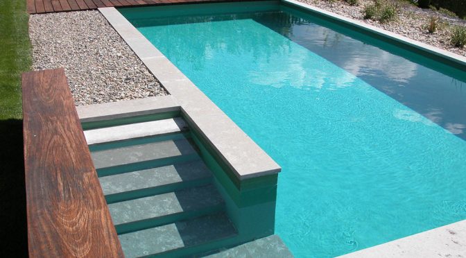 Piscina con escalera de obra y tarima, proyecto de MA&MA POOL