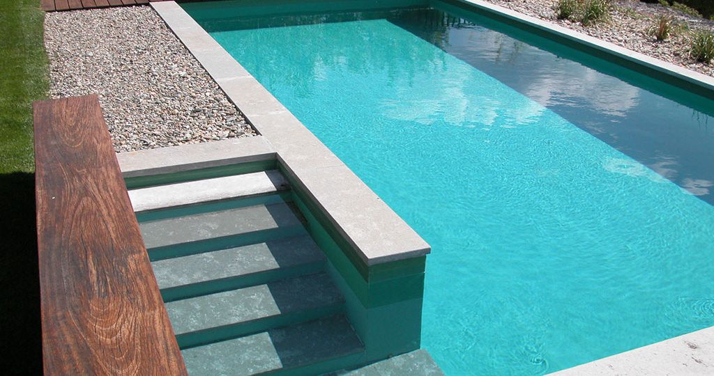Piscina con escalera de obra y tarima, proyecto de MA&MA POOL