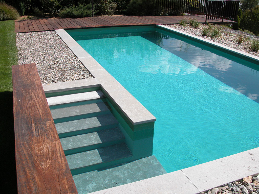 Piscina con escalera de obra y tarima, proyecto de MA&MA POOL