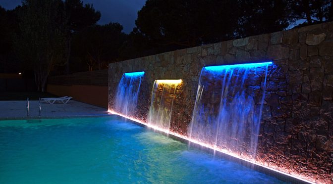 Piscina con cascadas iluminadas, proyecto de MA&MA POOL