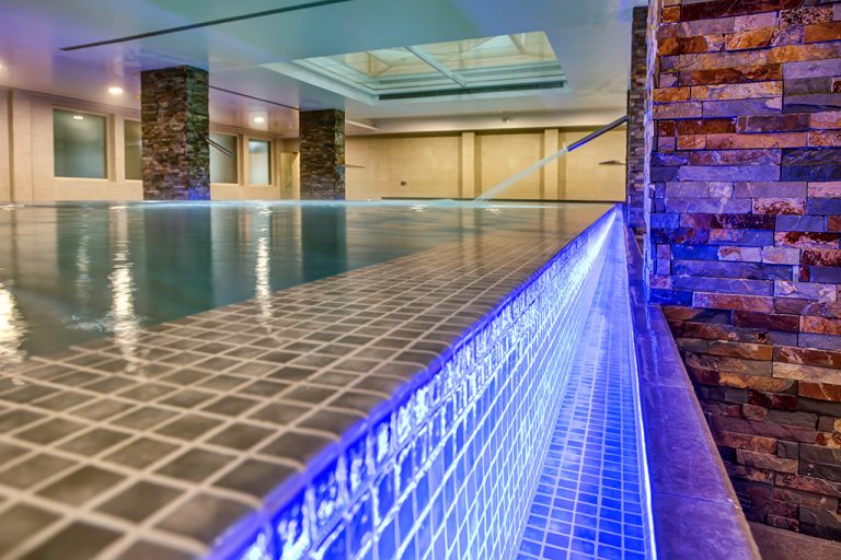 Piscina interior d’hotel wellness