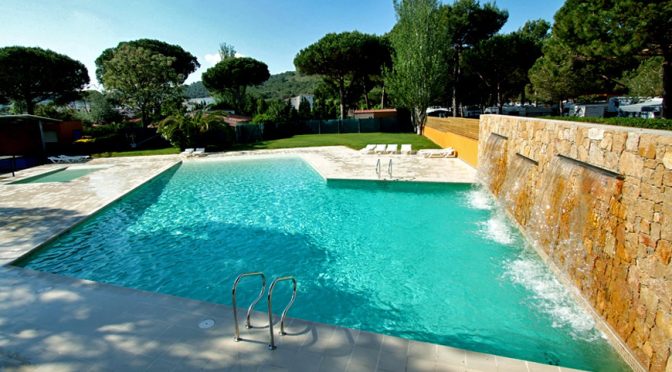 Piscina con muro de piedra y cascadas, proyecto de MA&MA POOL