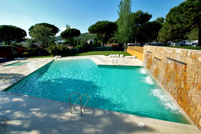 Piscina con muro de piedra y cascadas, proyecto de MA&MA POOL