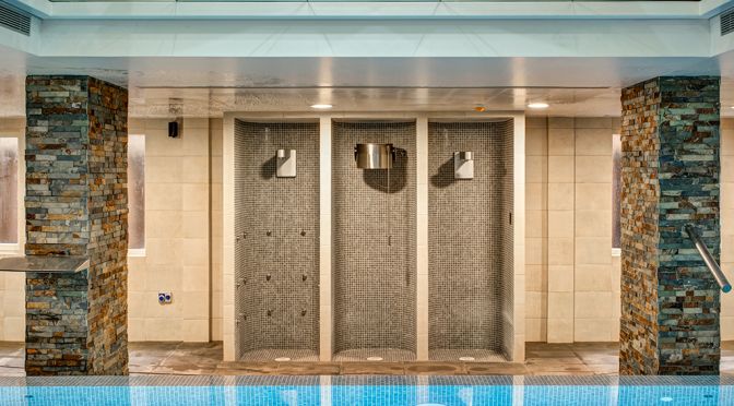 Zona de aguas: jacuzzi, duchas y contraste, proyecto de MA&MA POOL