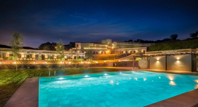 Piscina de hotel con vistas, proyecto de MA&MA POOL