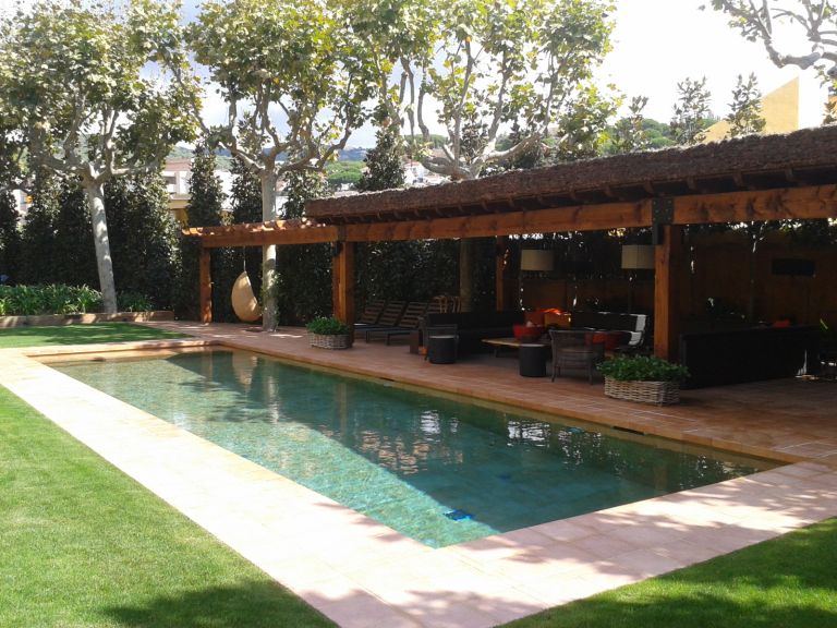 Piscina exterior con pérgola, proyecto de MA&MA POOL