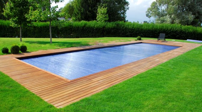 Piscina con cubierta automática en jardín, proyecto de MA&MA POOL