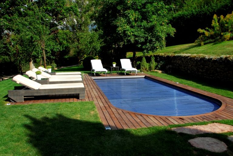 Piscina con solárium y bordes redondeados
