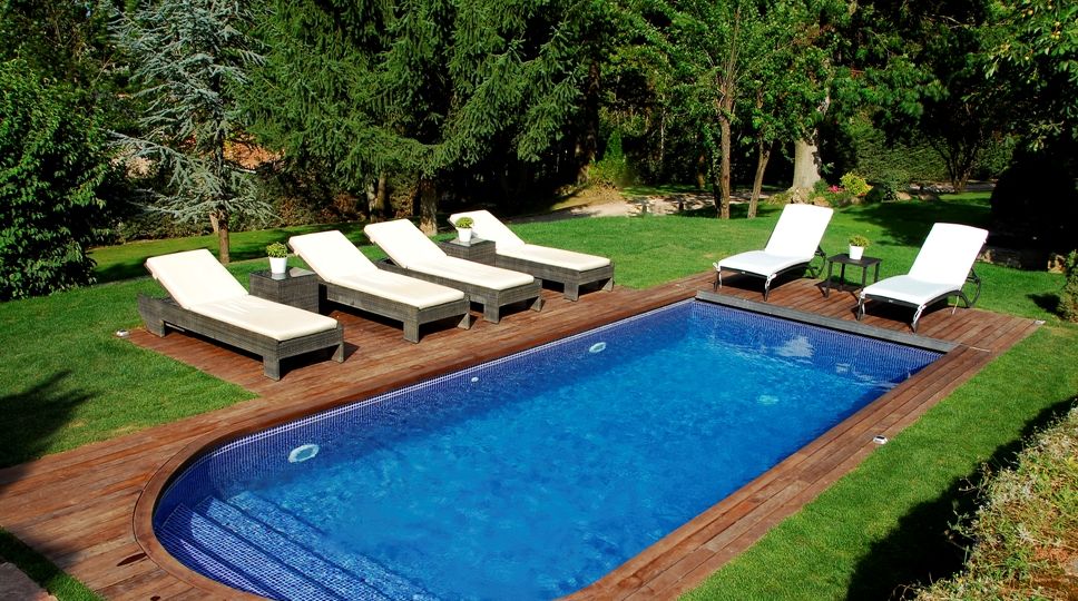 Piscina con solárium y bordes redondeados, proyecto de MA&MA POOL
