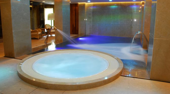 Piscina interior y spa con cascadas, proyecto de MA&MA POOL