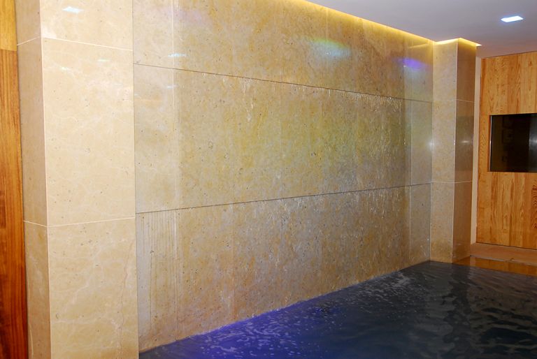 Piscina interior y spa con cascadas, proyecto de MA&MA POOL