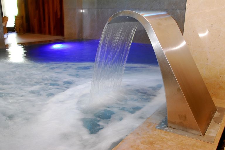 Piscina interior y spa con cascadas, proyecto de MA&MA POOL
