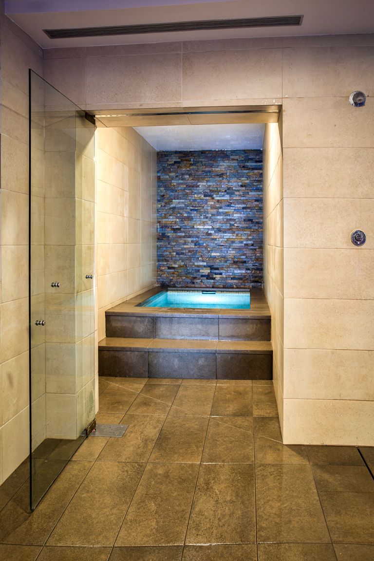 Zona de aguas: jacuzzi, duchas y contraste, proyecto de MA&MA POOL