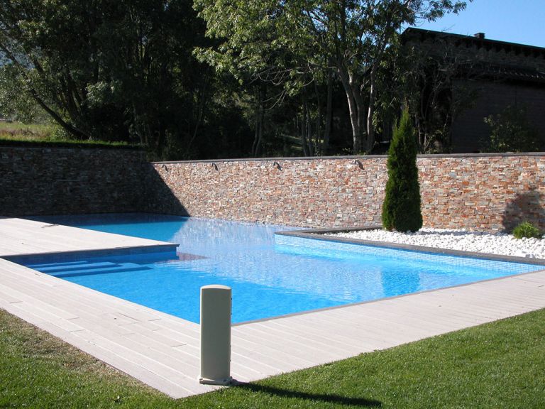 Piscinas junto a casas de piedra, proyecto de MA&MA POOL