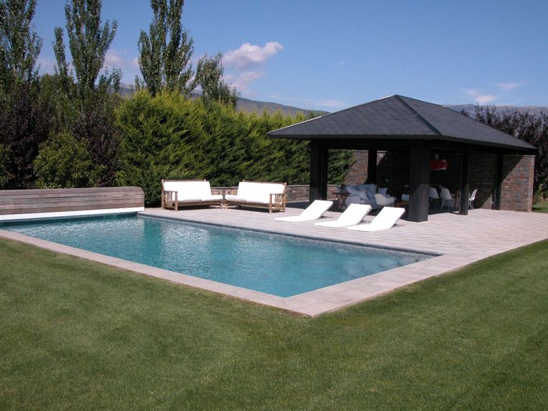 Piscina con pabellón y solárium