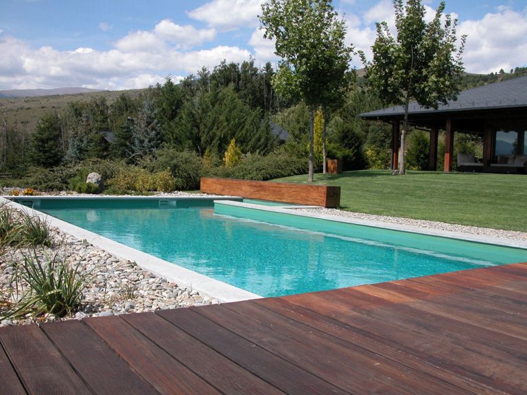 Piscina con escalera de obra y tarima, proyecto de MA&MA POOL