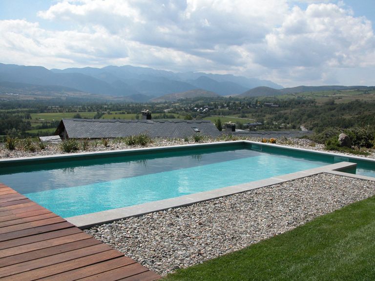 Piscina con escalera de obra y tarima, proyecto de MA&MA POOL