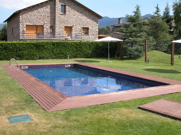 Piscinas junto a casas de piedra, proyecto de MA&MA POOL