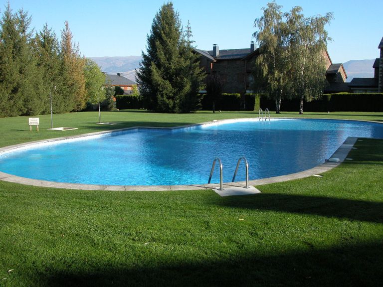 Piscina comunitaria de formas curvas