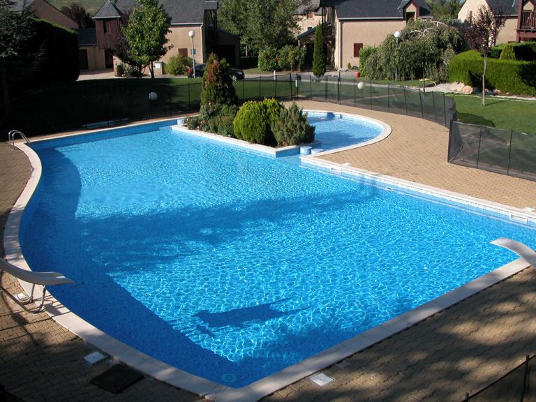 Piscina comunitaria de formas curvas, proyecto de MA&MA POOL