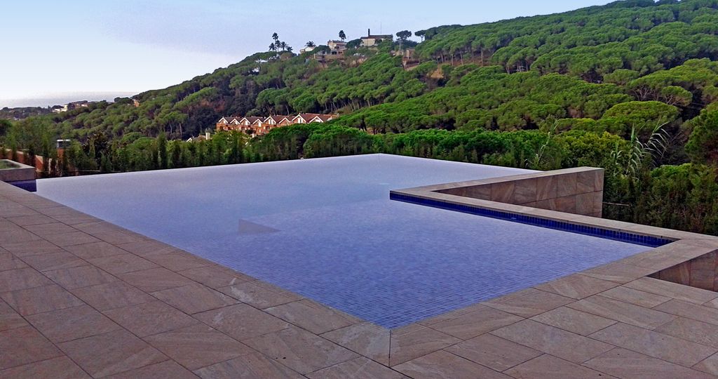 Piscina desbordante con vistas, proyecto de MA&MA POOL