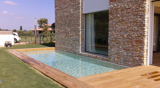 Piscina junto a vivienda de piedra, proyecto de MA&MA POOL