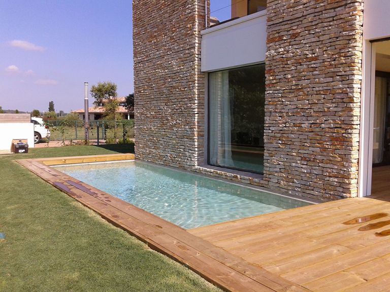 Piscina junto a vivienda de piedra, proyecto de MA&MA POOL